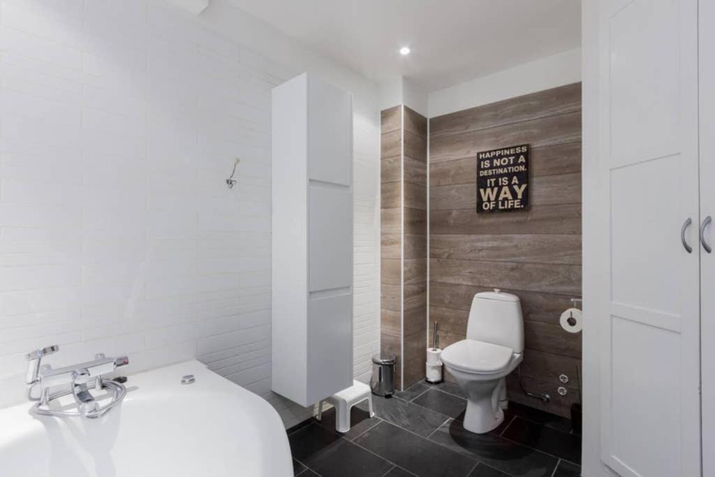 Superb Central Location, No Car Needed - Spacious Akureyri Exteriör bild
