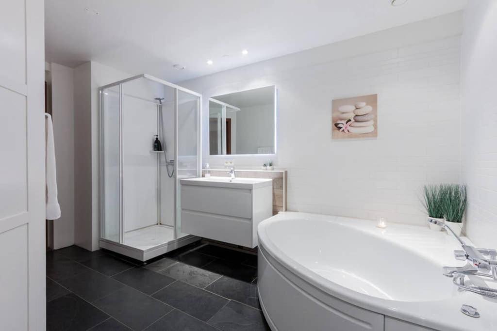 Superb Central Location, No Car Needed - Spacious Akureyri Exteriör bild