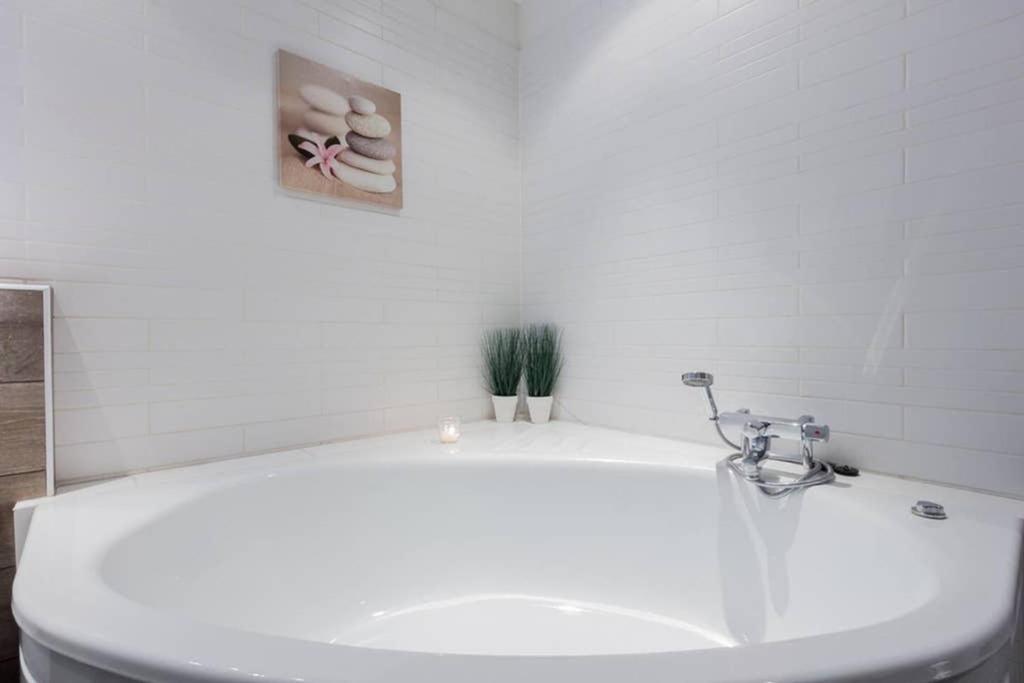 Superb Central Location, No Car Needed - Spacious Akureyri Exteriör bild