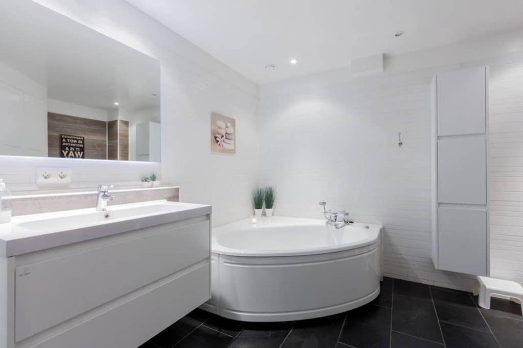 Superb Central Location, No Car Needed - Spacious Akureyri Exteriör bild